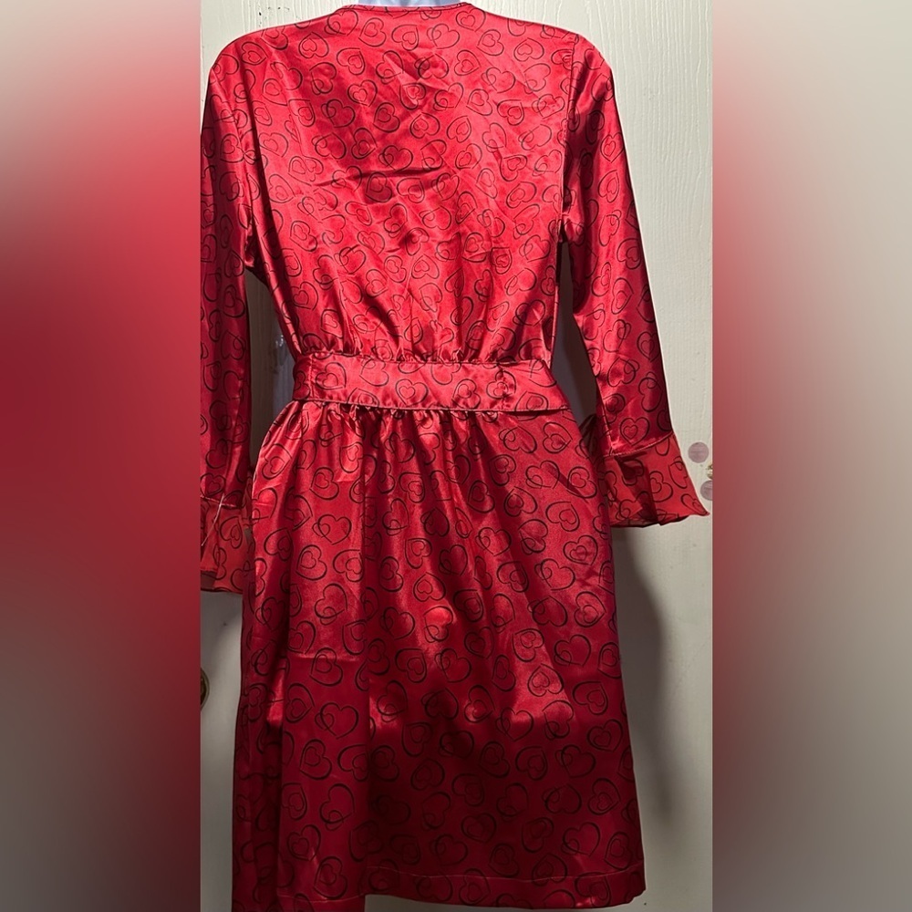 ✨❤️Morgan Taylor Red Velvet Wrap Robe with Ruffled Cuffs✨❤️ - Picture 6 of 16